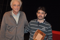 Da sinistra: Armand Mattelart, della Giuria Ufficiale, con Juan Carlos Gnocchini, con il Premio conferito a Adriana Aizenber per la Migliore Interpretazione in "La vieja de atras" di Pablo José Meza